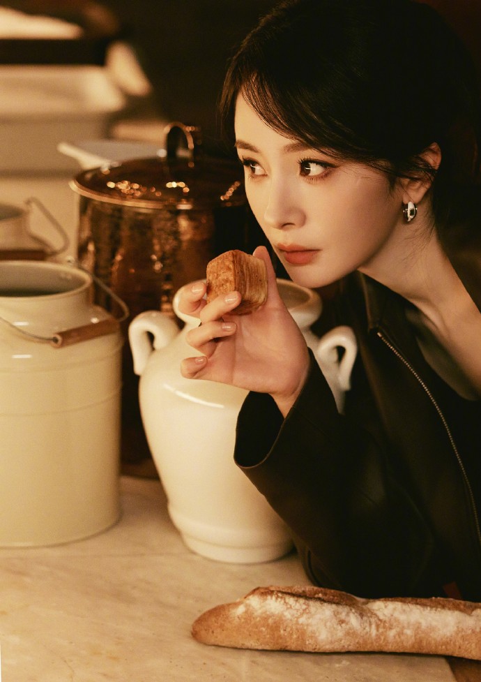 007Y7ePDgy1hyp1bv4lioj31jk26n7wh.jpg