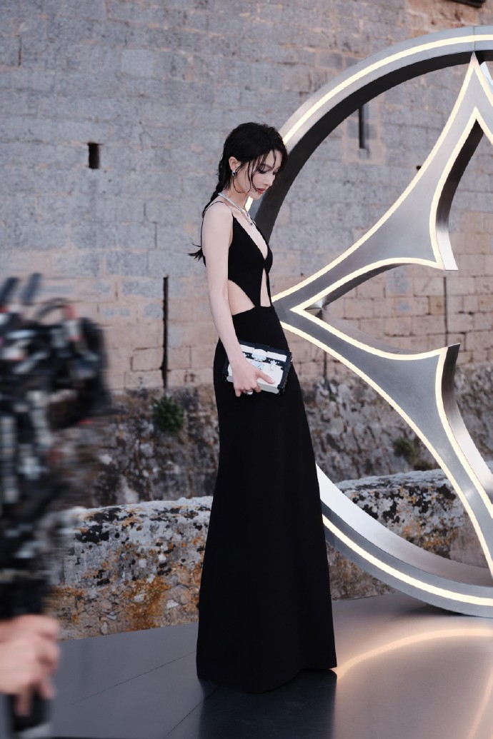 007Y7ePDgy1i1u868n3u3j31dd222n8v.jpg