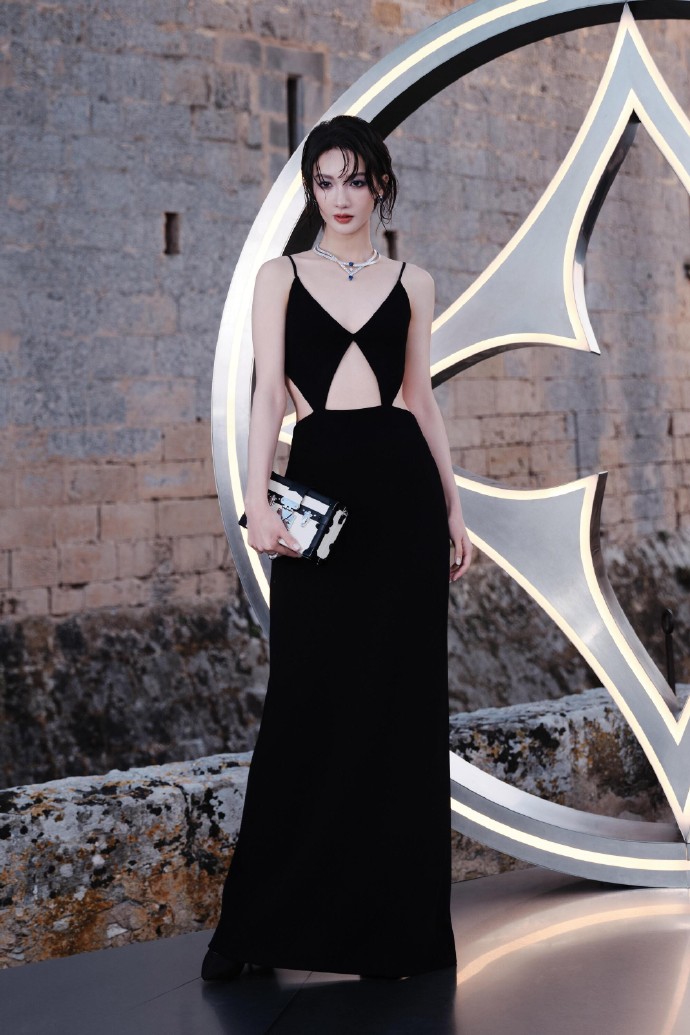 007Y7ePDgy1i1u868q4fyj31jk2bcaod.jpg