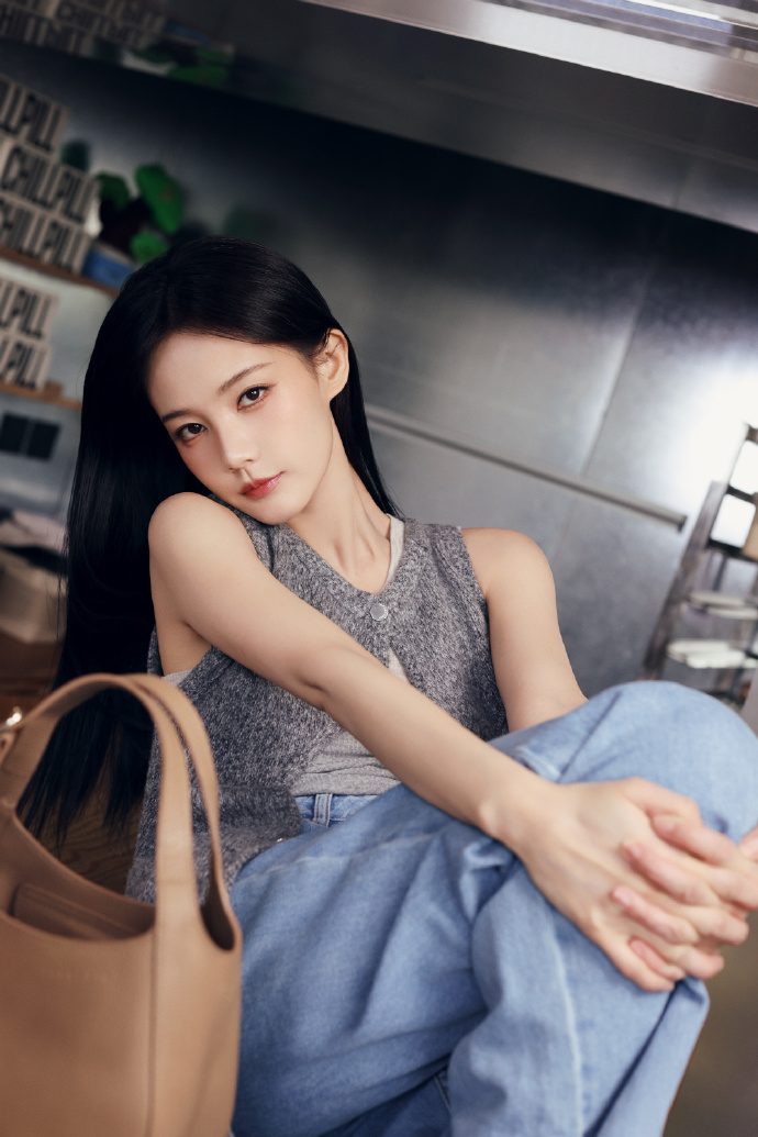 007Y7ePDgy1i1t1bg1fupj31jk2bbqv5.jpg