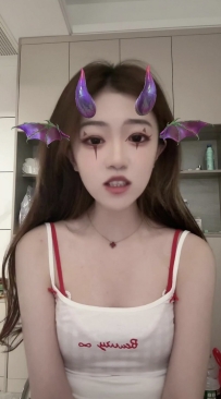 【搞笑动图】自己要的杨梅，含泪也要吃完