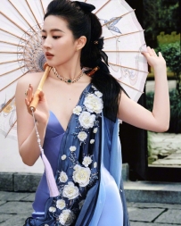 【明星路透】刘亦菲 REDGALA春天开幕式 ​​​