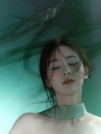 【明星写真】陈都灵身穿绿色亮片鱼尾裙出席彩棠品牌发布会 ​​​